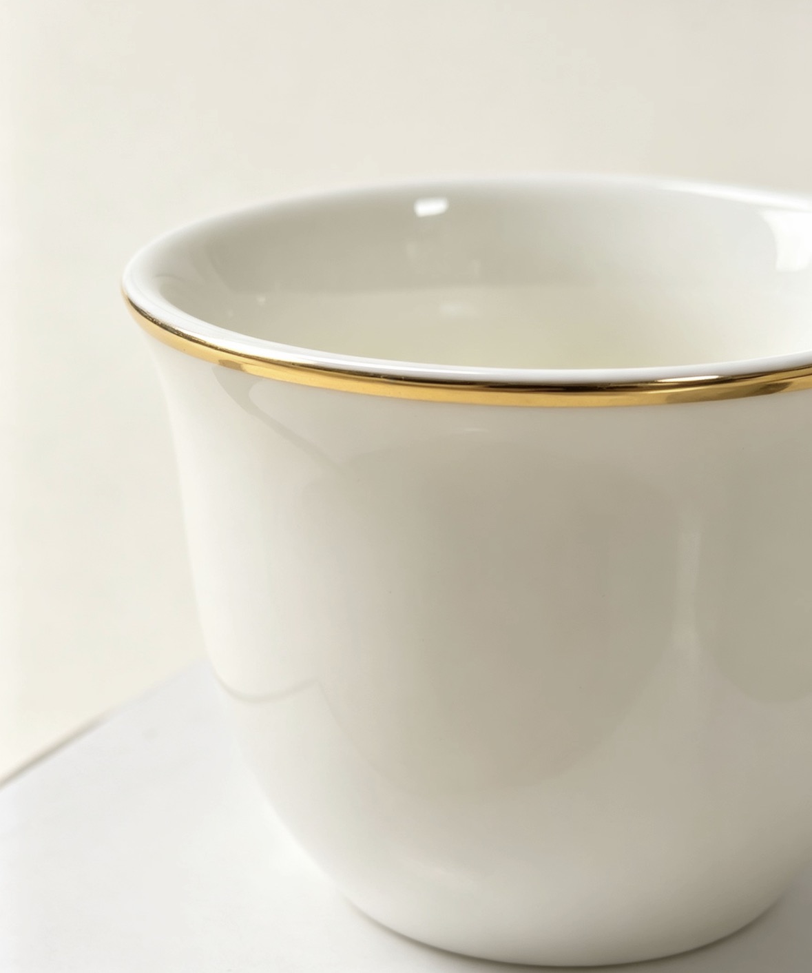 Porcelanowa filiżanka do herbaty z białym złotym brzegiem na chińską ceremonię parzenia herbaty Porcelanowa filiżanka do herbaty z białym złotym brzegiem na chińską ceremonię parzenia herbaty