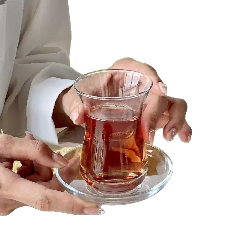 Klasyczna turecka szklana filiżanka do herbaty z przewężoną talią