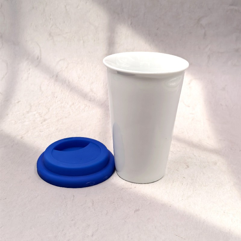 Niestandardowy ceramiczny kubek podróżny o pojemności 350 ml z silikonową pokrywką