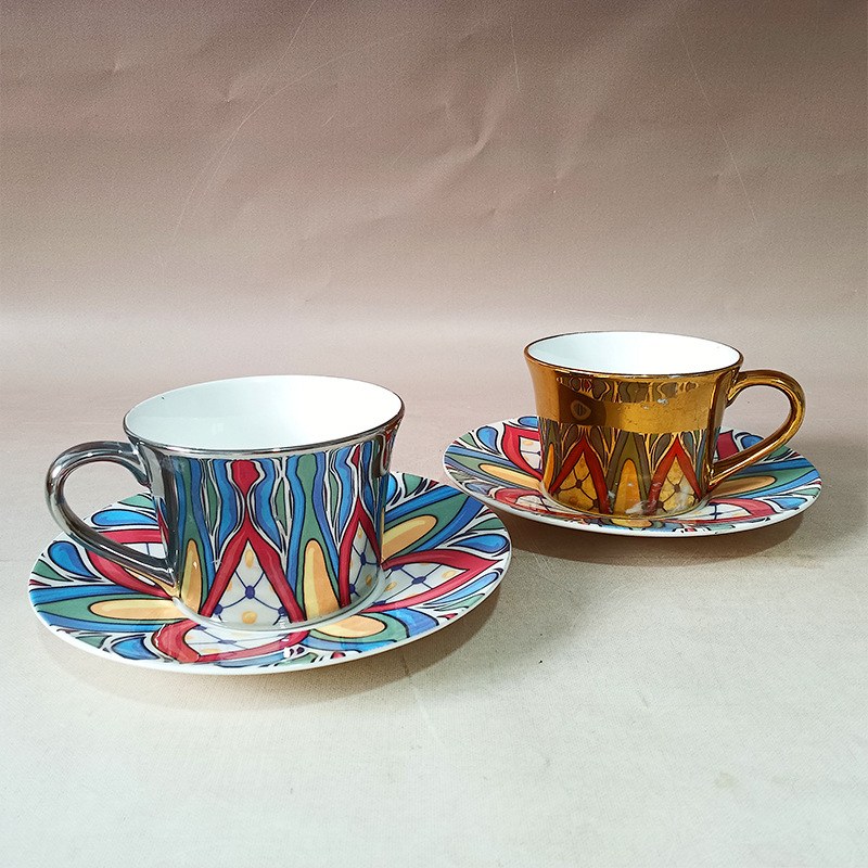 Zestaw ceramicznych filiżanek i spodków z lustrzanym odbiciem