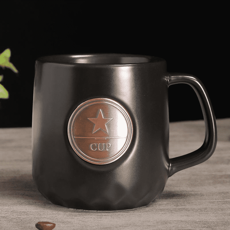 Kubki ceramiczne z metalową przypinką Kubki ceramiczne z metalową przypinką