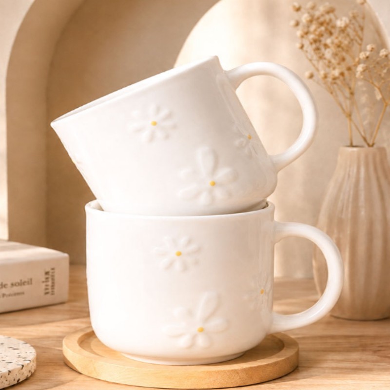 Ceramiczny kubek do kawy z wytłoczonym stokrotką