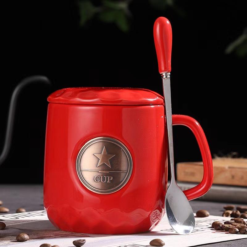 Ceramiczny kubek do kawy o pojemności 400 ml z pokrywką i łyżeczką w kształcie gwiazdy