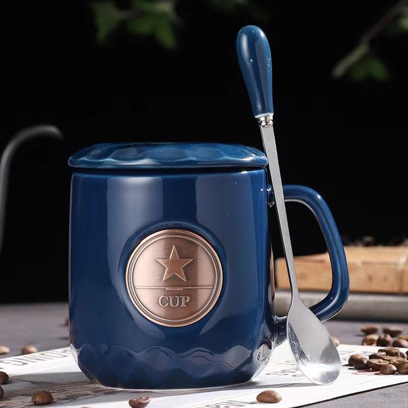 Ceramiczny kubek do kawy o pojemności 400 ml z pokrywką i łyżeczką w kształcie gwiazdy