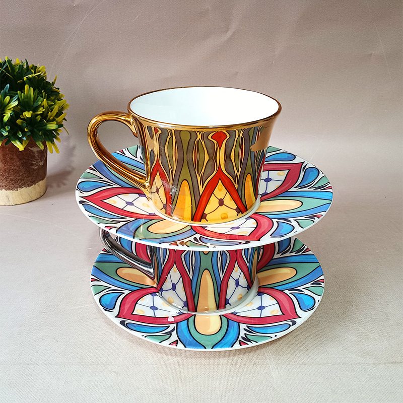 Zestaw ceramicznych filiżanek i spodków z lustrzanym odbiciem