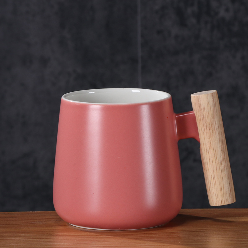 Matowy kubek ceramiczny z drewnianą rączką, łyżeczka w pokrywce, prezent domowy