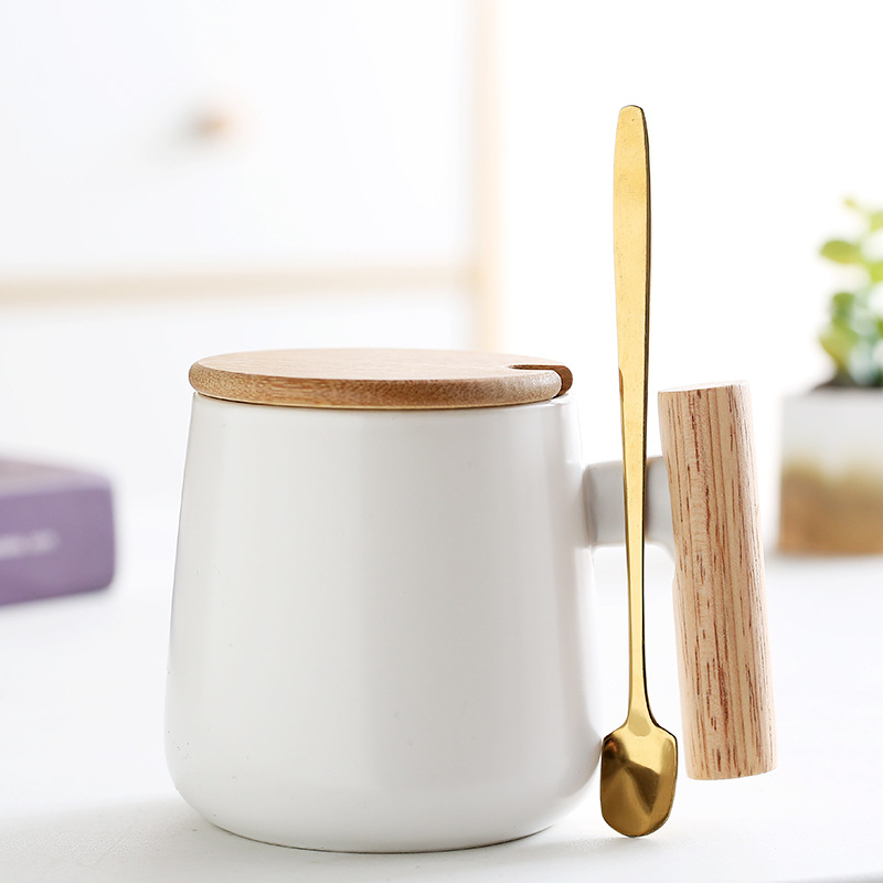 Matowy kubek ceramiczny z drewnianą rączką, łyżeczka w pokrywce, prezent domowy