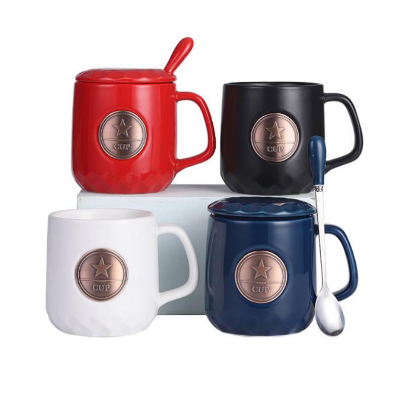 Ceramiczny kubek do kawy o pojemności 400 ml z pokrywką i łyżeczką w kształcie gwiazdy